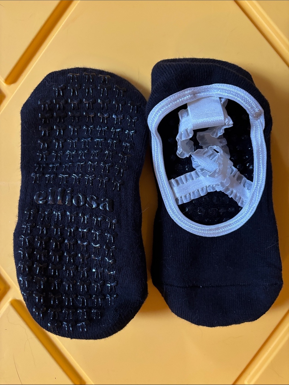 Women's Non-Slip pilates Socks with Elastic Strap - Black